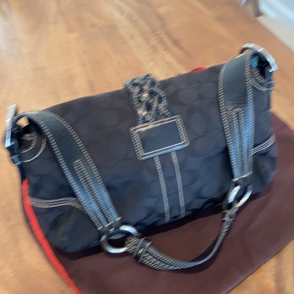 Classic Coach over the shoulder purse - Picture 4 of 7